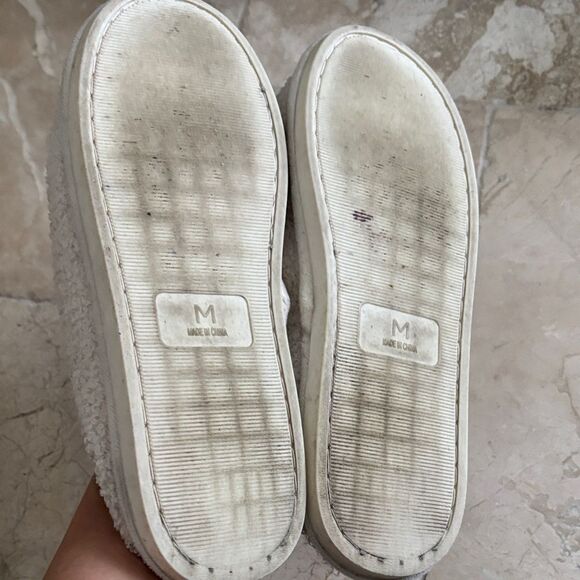 Cozy Cream Slippers with smile Logo gilly hicks size medium - Picture 4 of 4